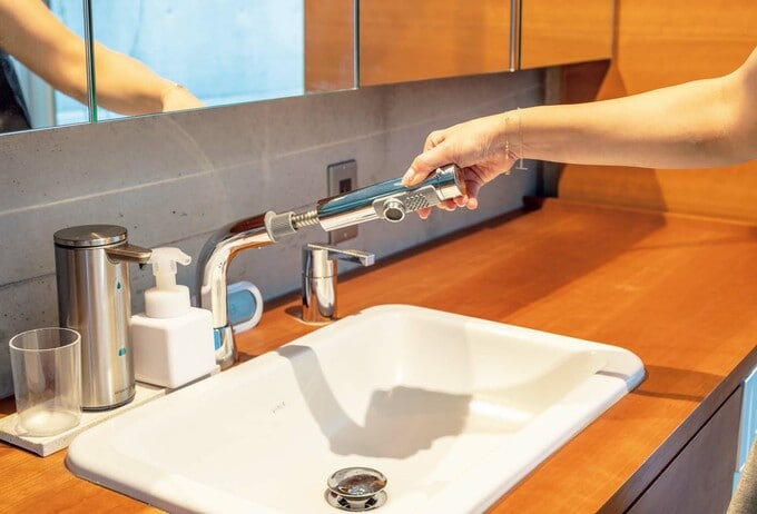 洗面カウンターにハンドシャワーが!