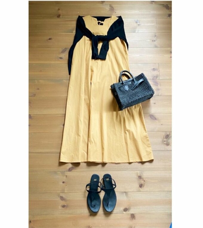 マスタードカラーのワンピースにブラックをあわせた大人コーデ。