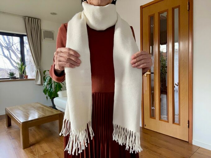 （1）左右の長さが同じになるようにして、首にひと巻きする。