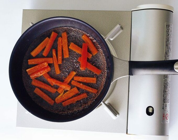 フライパンにパプリカ