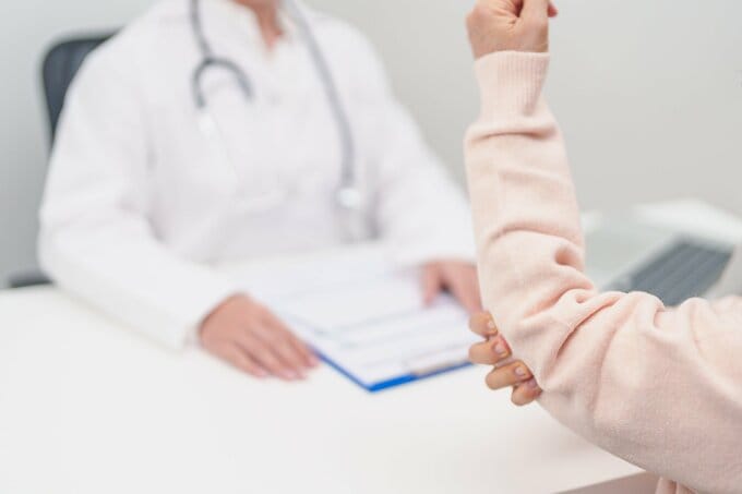 医師の診断PIXTA