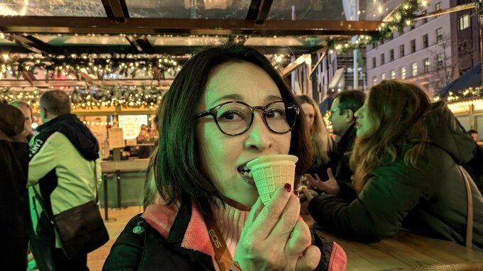 コーンを食べる女性