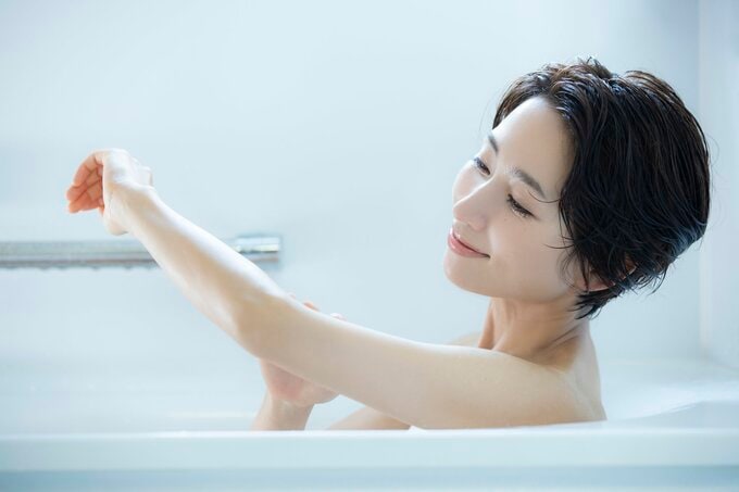入浴する女性