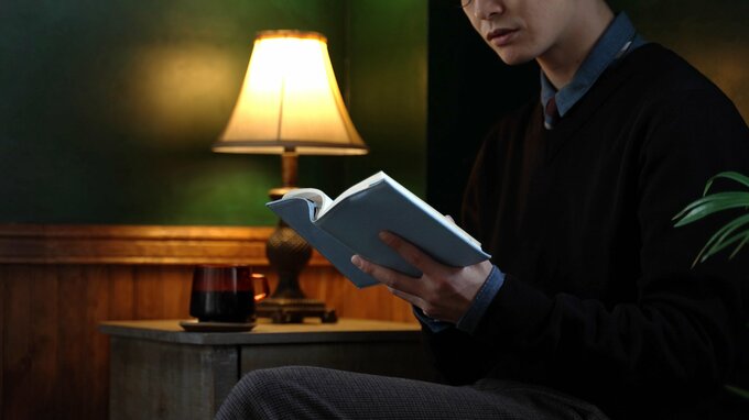本を読む男性