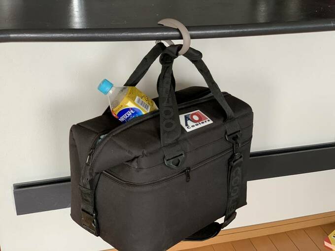 ペットボトルが入ったバッグひっかけ