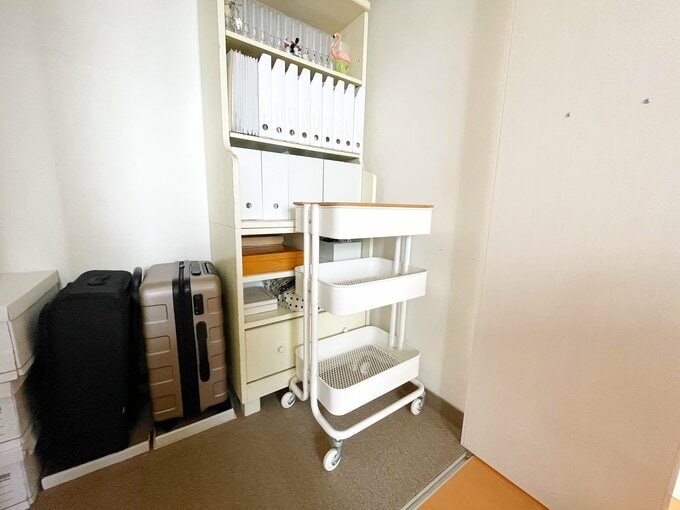 クローゼットとキャスターつきのワゴン