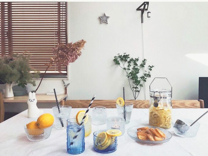 ダイニングテーブルにグラスなど