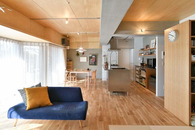 床はナラの無垢材、ダイニング側の壁はモルタルで仕上げたダイニングキッチン