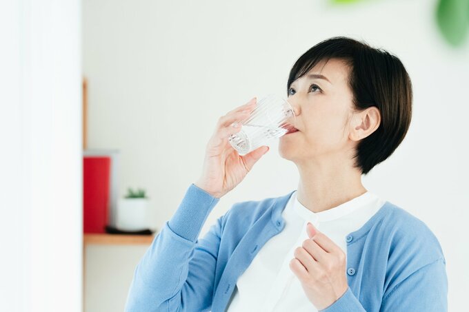 水を飲むミドル女性