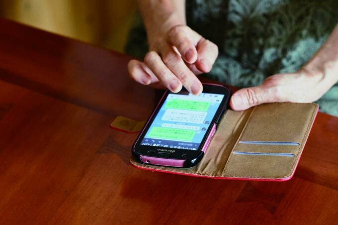 スマホを操作する様子