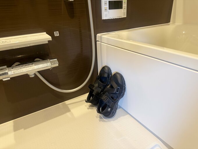 靴を浴室で乾かしている