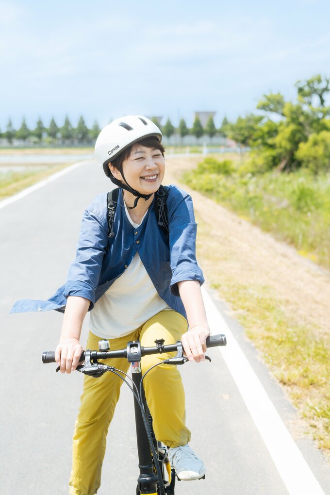 自転車に乗る金子敦子さん