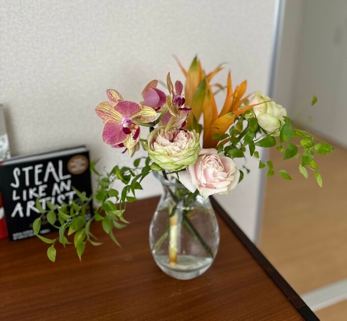 母の日に贈られたフラワーアレンジメントを 生け替える朝。