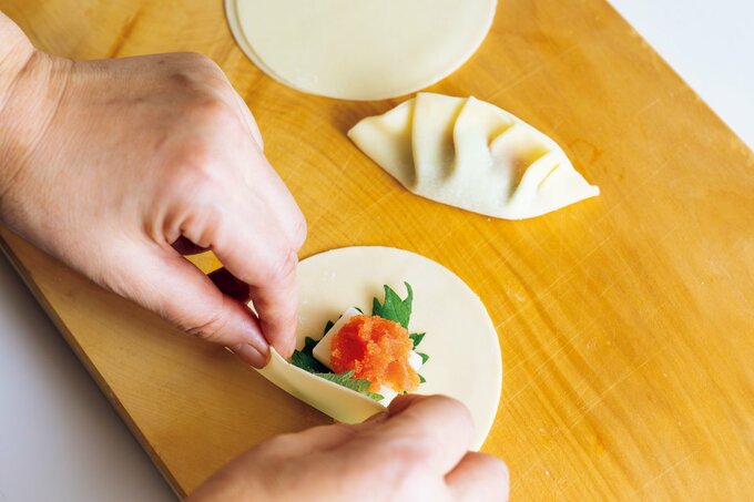 ギョーザの皮に具材を敷き詰める工程