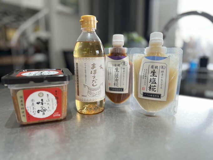 調味料がいろいろ並んだキッチン