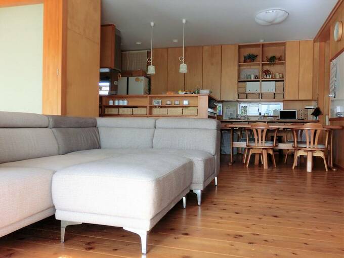 キッチンとダイニングの間に壁棚がある