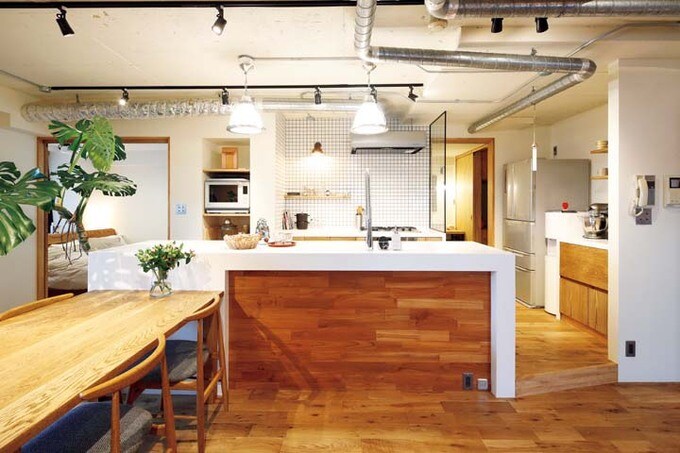 清潔感ある白×温かい木でやさしい印象のキッチン