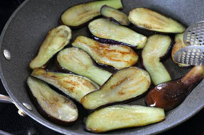 フライパンにナス