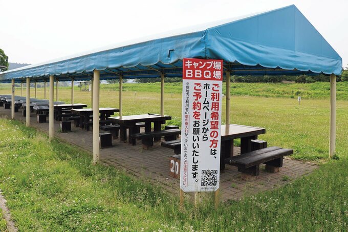 道の駅のすぐ目の前を流れる河川敷きにキャンプサイトがあり、テントキャンプができる。BBQ場も併設されていて、手ぶらBBQもOK。基本的に区画のみのレンタルのため機材の用意は必要。オプションで炭グリルのレンタルあり