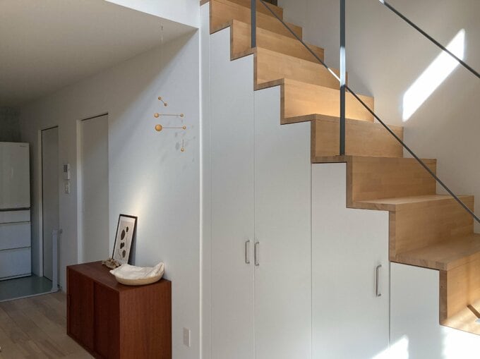 壁とフラットに見える階段下収納の扉