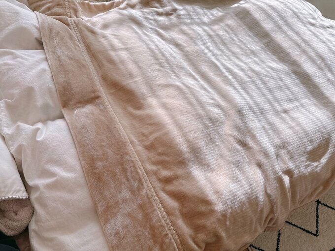 写真:毛布をふとんの上にかける