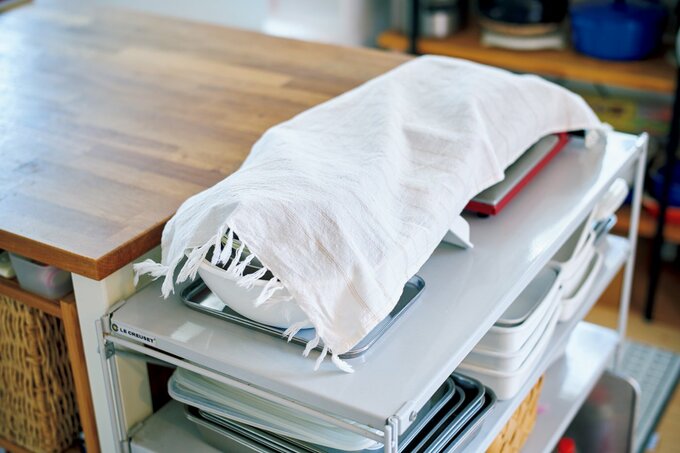 布をかけられた食器を積んだワゴン