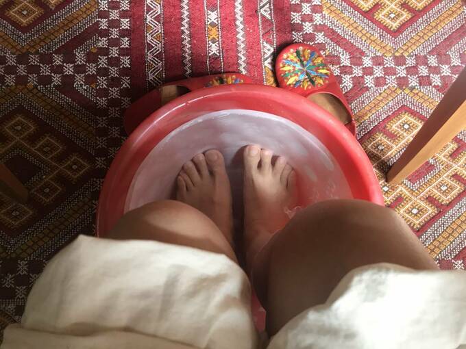 足湯をする様子