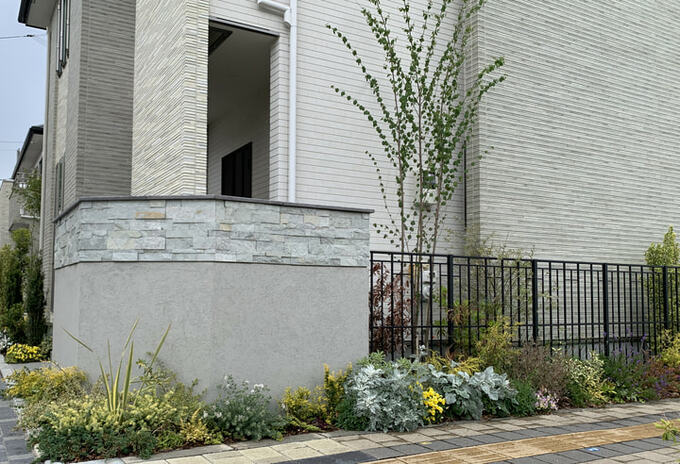 建物のくぼみ部分にシンボルツリーを植えるのもいいアイデア