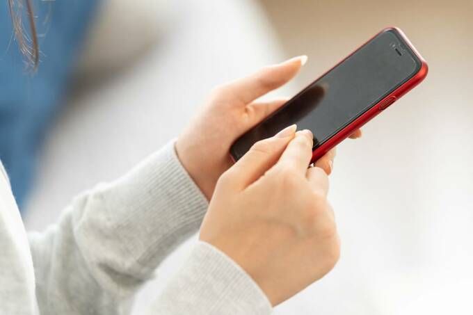 スマホを持つ様子