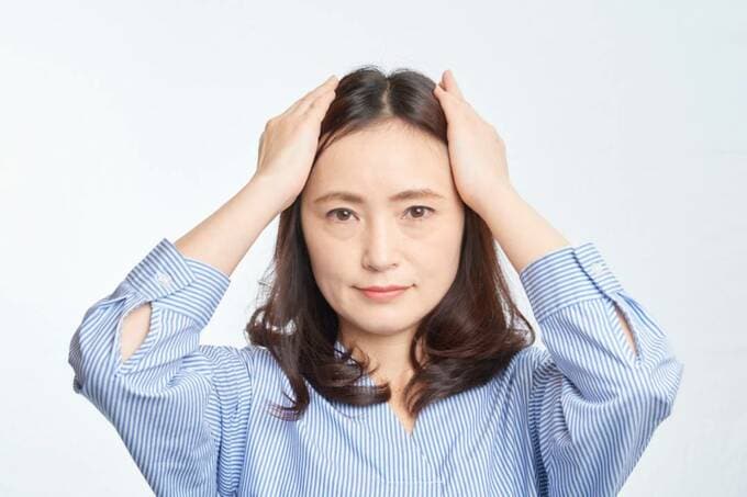 分け目をはっきりつけて押さえつける