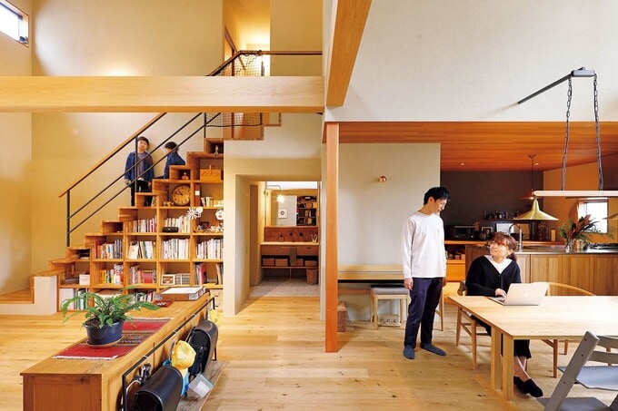 家族が集まり、それぞれが好きなことをするLDK