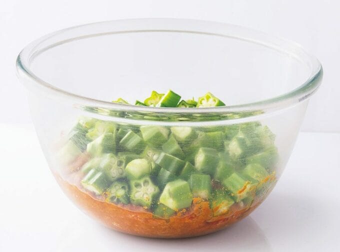 ボウルにオクラ