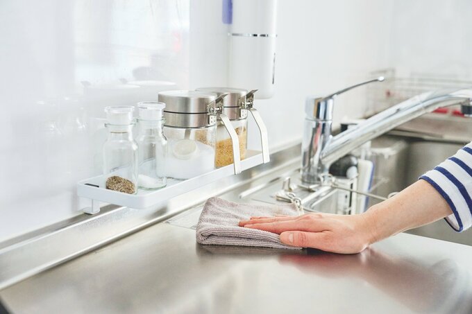 キッチンを拭き掃除する手