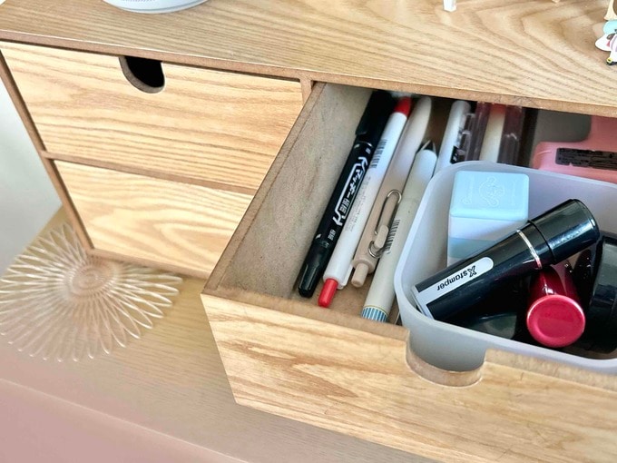 引き出しを開けている図