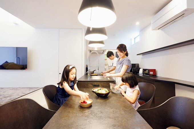 ダイニングからキッチンを見る