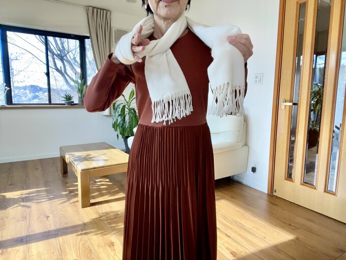 2. 長い方を巻いた内側から引き出し緩めの輪を作ります。