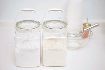 小麦粉、ホットケーキミックスなど、粉ものの収納に便利なグッズ3選！