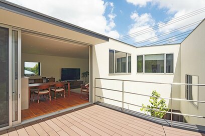 二世帯住宅事例：中庭を中心に適度な距離感、同居のネコも大喜び