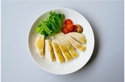 レンチンで激ウマ「蒸し鶏」のつくり方。鶏胸をジューシーに仕上げるカギは「余熱で10分」