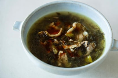 もずく酢で味つけ簡単。おかずにもなるサンラータン風スープ＜長谷川あかりさんレシピ＞