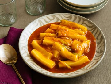 余った「おもち」を“韓国トッポギ風”にアレンジ。甘辛タレがもっちり食感にからむ