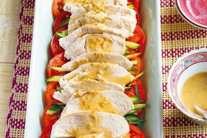 鶏胸肉がしっとり！「蒸し鶏の棒々鶏（バンバンジー）風」レシピ。チンして切るだけ簡単／まるみキッチンさんレシピ