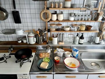 50代ひとり暮らしの「使いやすいキッチン」。フライパン・調味料は“見せる収納”が便利