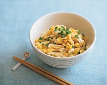 なんちゃって鶏天うどん。天かすとサラダチキントッピングで超簡単