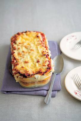 食パンでつくる絶品ラザニア。2種ソースでごちそう感アップ