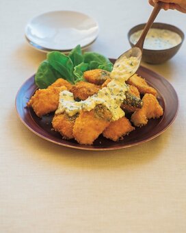 脂がのった鮭がサクッ！「サーモンフライユズタルタル」