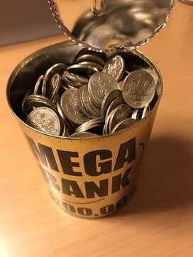 「30万円貯まる貯金箱」がパンパンに！でも開けてみると…アレッ!?