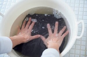 四つ折りして中性洗剤で押し洗い