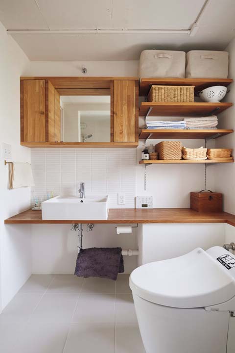 トイレと一体にした造作の洗面台がある洗面室