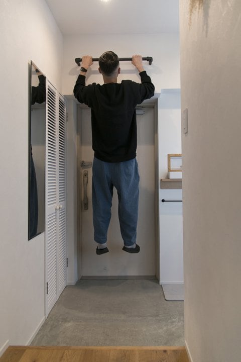 玄関ドアの上部には懸垂用のバーを設置